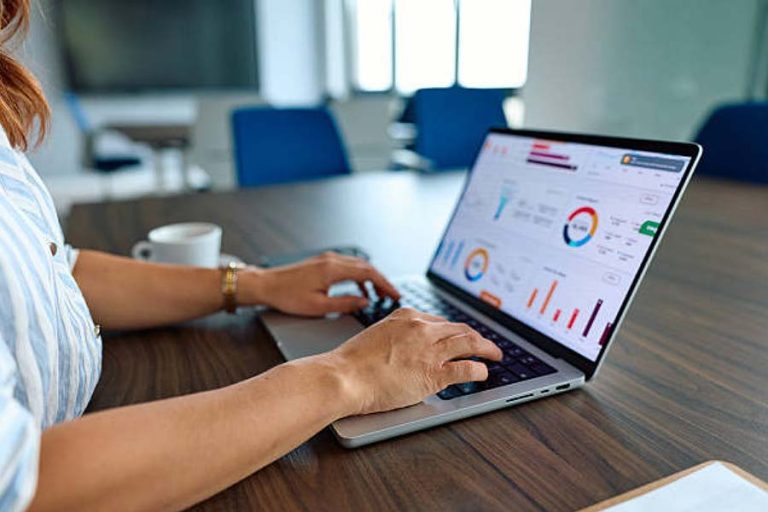 Shoppers Trust AI More Than Social Feeds but Still Want Human Control, Reveals RTB House